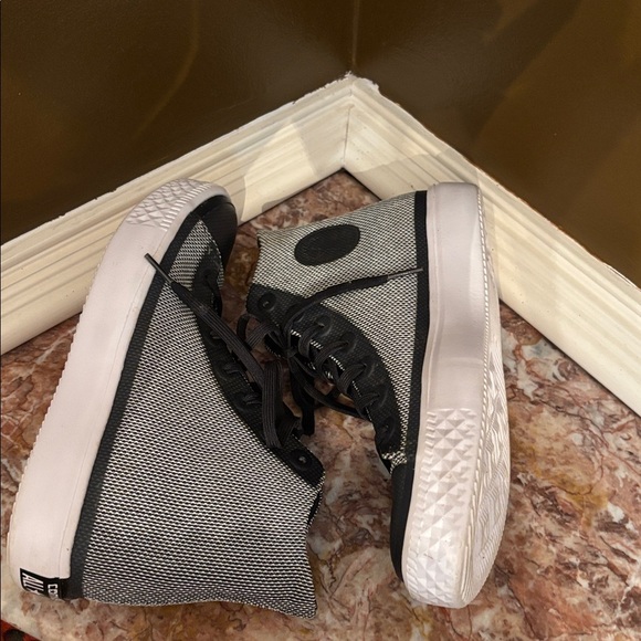 Converse Chuck Taylor Black and White Textured Hi Top Sneakers-Sz 7.5 - Picture 7 of 10